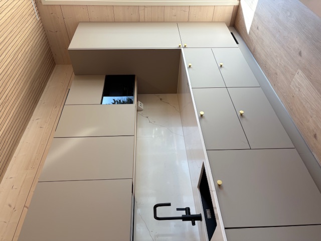 Uuden omakotitalon pintamateriaali- ja kiintokalustesuunnittelu, Kyrö — M Interior sisustussuunnittelu